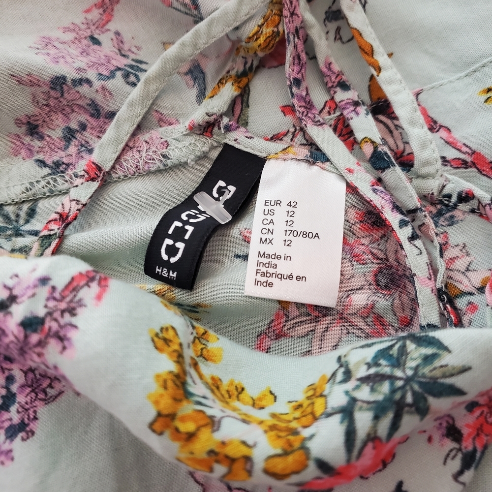 Floral Romper with Pockets - Picture 3 of 3